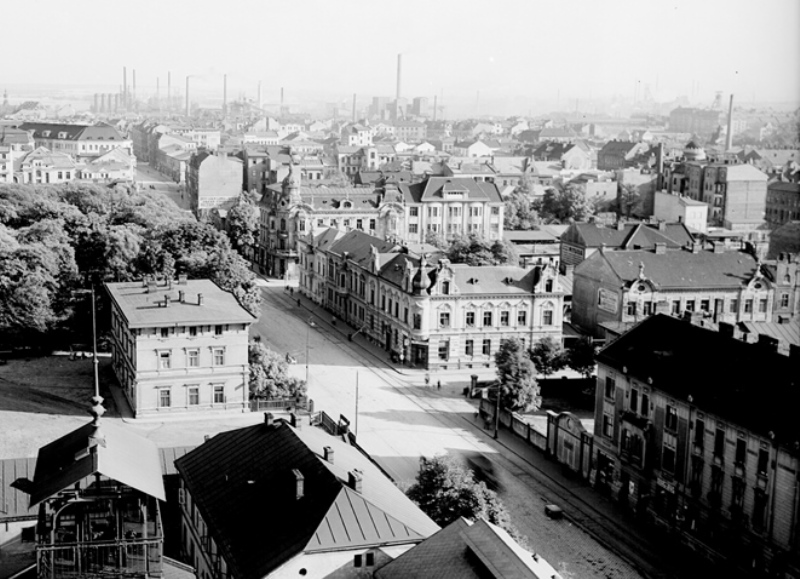 Fotografie pořízená z věže dolu Jindřich ve 30. letech minulého století. Vpravo dole je areál zasílatelství firmy Hanke. Foto: Archiv města Ostravy 